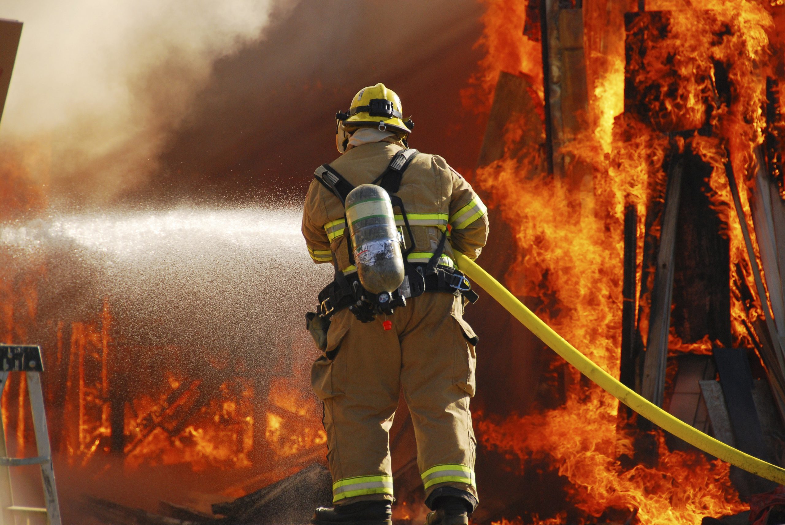 Найдите в интернете о работе пожарных. Пожарный. Пожарные тушат. Профессия пожарный. Пожарные тушат пожар.